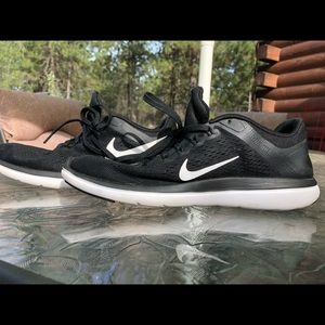 NIKE 2016 WOMANS FLEX RUN SHOES BLACK/WHITE